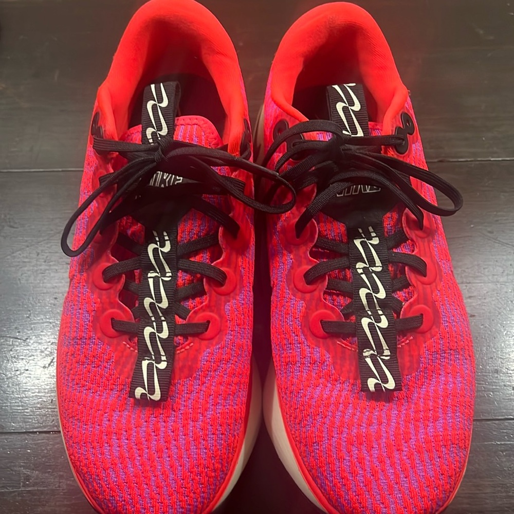 Nike Motiva walking sneaker. Bright crimson/fuchsia and black size 9.5